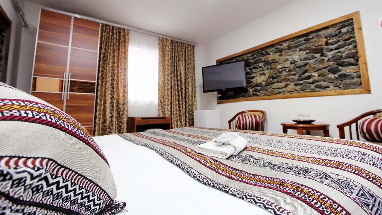 Lal Hotel Khorog Bagian luar foto