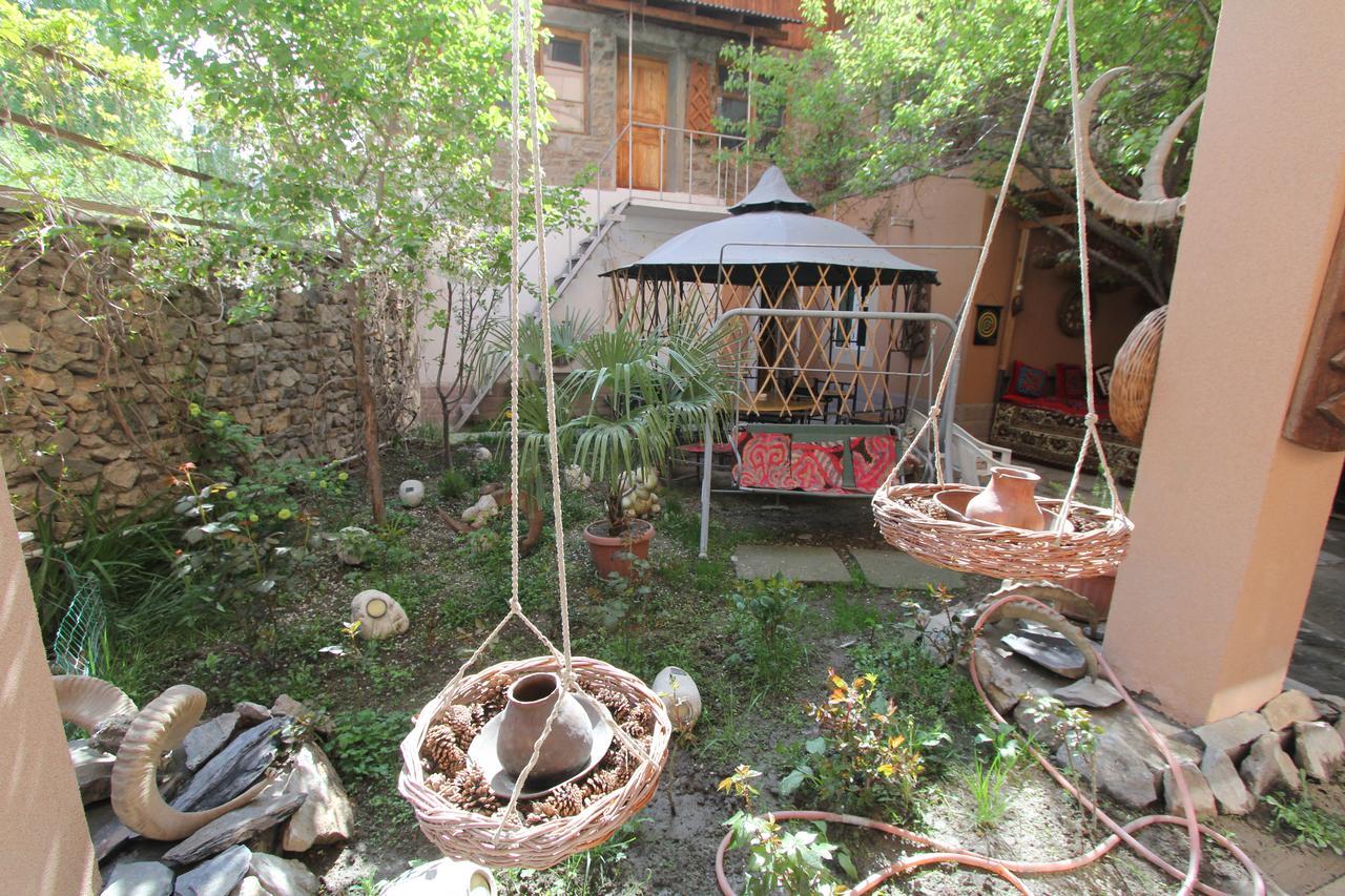 Lal Hotel Khorog Bagian luar foto